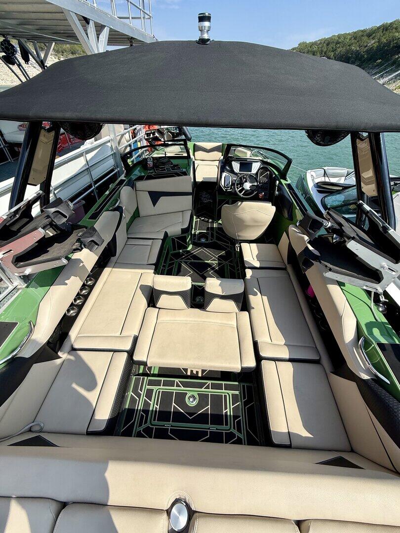 Supreme S240 wake boat features